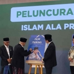 Prof Dr KH Asep Saifuddin Chalim saat menandatangani sampul buku Islam Ala Prabowo dan para tokoh nasional lainnya dalam acara Rapat Koordinasi Baznas di Hotel Mercury Ancol Jakarta, Selasa (26/8/2025). Foto: bangsaonline