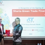 Corporate Lending Business Head CIMB Niaga Salman Baharuddin (kiri) memberikan plakat apresiasi kepada Presiden Direktur PT Inti Karya Persada Tehnik (IKPT) Atsushi Yoshihara (kanan) usai penandatanganan kerja sama fasilitas Green Financing kepada IKPT di Jakarta, akhir pekan lalu. 
