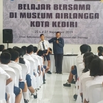 Suasana belajar bersama para pelajar SMP di gedung II museum Airlangga Kota Kediri. foto: ARIF K/ BANGSAONLINE