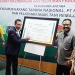 TEKEN: Dirut PT PI Aas Asikin Idat, Dirut PT PG Nugroho Kristianto dan Wagub Jatim, Saifullah Yusuf saat MoU program pengembangan dan pelatihan pemuda di bidang pertanian. foto: syuhud/ BANGSAONLINE