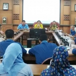 Bupati Sambari saat memimpin rapat evaluasi dana PNPM. foto: SYUHUD/ BANGSAONLINE