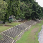 Bantaran Sungai Brantas di Jalan Inspeksi Brantas yang biasanya ramai pengunjung, nampak lengang. Foto: Ist.