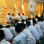 Pemdes Yosowilangun dan warga saat menggelar zikir bersama dalam haul desa ke-60. Foto: Ist.