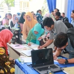 Para job seeker saat registrasi dalam event Job Fair II di BLK Lamongan, Selasa (23/10).