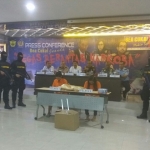 Kedapatan membawa 2,415 kilogram sabu, dua wanita penumpang pesawat tujuan Surabaya ini ditangkap petugas bandara Juanda Sidoarjo. 