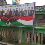 Hanya baliho panitia bersama dan cakades yang ada di depan balai desa. foto: AHMAD/ BANGSAONLINE
