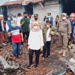 Bupati Banyuwangi, Ipuk Fiestiandani, saat meninjau Pasar Galekan yang terbakar.