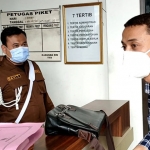 Pihak CV Elang Mandiri Perkasa usai keluar dari ruang pemeriksaan. (foto: ist)