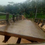 Kondisi jembatan Mlati Arjosari yang miring usai diterjang banjir.