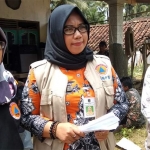 Dianita, Kasi Pencegahan dan Kesiapsiagaan BPBD Pacitan (tengah) saat memberikan sosialisasi di Desa Klesem Kecamatan Kebonagung. 