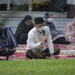 Wali Kota Surabaya Eri Cahyadi saat salat ied bersama keluarganya di Rumah Dinas, Jalan Sedap Malam, Kamis (13/5/2021). 