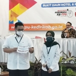 Pasangan Calon Bupati dan Wakil Bupati Kediri 2020, Hanindhito Himawan Pramono-Dewi Mariya Ulfa saat menujukkan piagam dengan tulisan kolom kiri. foto: ist/ bangsaonline.com