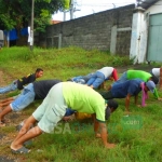 Kepala Dishub Gresik Nanang Setiawan menghukum sopir dump truk yang melanggar dengan push up. foto: SYUHUD/ BANGSAONLINE