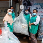 Para penduduk yang mengelola sampah dalam Program CSR PJB, yakni Bank Sampah Bahari Utama (Bank Tama).
