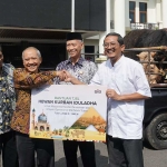 Senior Manager of Corporate Communication SIG Pabrik Tuban, Dharma Sunyata menyerahkan hewan kurban sapi secara simbolis pada pemkab diwakili oleh Sekda Budi Wiyana.