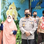 Direktur PT Marwah Berkah Abadi, Sumiarsih, selaku pemilik Kampung Dermaga Marwah 3, saat menyambut kedatangan Kapolres Kediri, AKBP Agung Setyo Nugroho. Foto: Ist