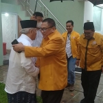 Prof Dr KH Asep Saifuddin Chalim, MA, saat menyambut Oesman Sapta Odang di kediman Ning Imah di kawasan Pondok Pesantren Amanatul Ummah Jalan Siwalankerto Utara Surabaya, Selasa (6/2/2023) malam. Foto: M Mas