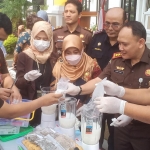 Kajari Gresik Nana Riana bersama Sekda Achmad Washil Miftahul Rachman saat memusnahkan BB narkotika. Foto: SYUHUD/ BANGSAONLINE