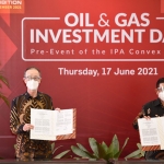 Direktur Utama Petrokimia Gresik Dwi Satriyo Annurogo dengan President Director KEI Ltd., Minoru Kuniyasu saat teken MoU. (foto: ist)