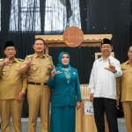 Bupati Lamongan dan Ketua TP PKK dalam puncak peringatan Hari Kesatuan Gerak Pembinaan Kesejahteraan Keluarga (PKK) ke 51,di Gedung Sport Center Lamongan, Senin(8/5/2023) 