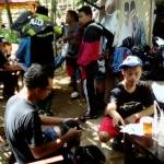 Para peserta Kejurnas Urban Downhill saat menikmati makanan dan minuman di warung Huko Yati, Trenggalek. foto: HERMAN S/ BANGSAONLINE