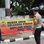 Kapolres Probolinggo Kota saat memasang imbauan pengaduan untuk lapor polisi melalui hotline 110.
