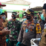 Bupati Bangkalan Abdul Latif Imron Amin bersama Kapolres beserta Forkopimda saat meninjau Kampung Tangguh Covid-19 yang ada di Kelurahan Pejagan, Bangkalan, Kamis (18/6/2020).