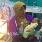Perawat di RSUD Gambiran kota Kediei saat memberikan perawatan kepada bayi yang dibuang oleh orang tuanya. foto: arif kurniawan/ BANGSAONLINE