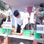 Bupati Tuban, H Fathul Huda saat menghadiri peletakan batu pertama pembangunan gedung Koperasi Kodim 0811 Tuban, di kompleks Makodim setempat, Rabu (16/10).