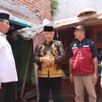 Bupati Malang, Sanusi, saat berkunjung ke salah satu rumah warga di Desa Ardirejo, Kecamatan Kepanjen, yang ambruk akibat angin kencang saat hujan beberapa hari lalu.