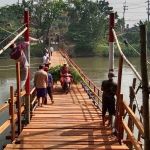 Jembatan apung Balongbendo, Sidoarjo yang menghubungkan ke Gresik.