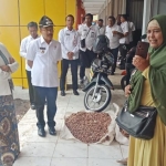 Wali Kota Batu, Hj. Dewanti Rumpoko didampingi Wawali H. Punjul Santoso meninjau pasar sayur Kota Batu. Dalam waktu dekat, pasar ini akan diresmikan. 