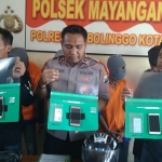 Kapolsek Mayangan, Kompol Firman Wahyudi menunjukkan tersangka sekaligus barang bukti kepada wartawan.