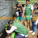 Manajer PLN UPT Madiun, Iksan, didampingi Presthyo  Carolline Natalia, Asman TJSL UI Transmisi Jatim dan Bali saat melakukan penanaman bibit anggur. Foto: MUJI HARJITA/BANGSAONLINE