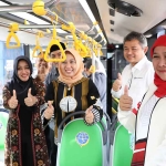 Gubernur Khofifah saat menggunakan Transjatim bersama kepala daerah di Mojokerto.  