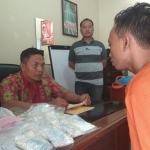 Dani berikut barang bukti berupa ganja dan pil koplo saat diinterograsi Wakasat Narkoba Polresta Sidoarjo AKP Satuji.