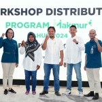 Direktur Operasi dan Produksi Petrokimia Gresik, Digna Jatiningsih (kanan), bersama distributor usai penandatanganan MoU Program Makmur. Foto: Ist