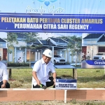 Dirut Petrokimia Gresik, Dwi Satriyo Annurogo (tengah), saat peletakan batu pertama New Amarilis Cluster. Foto: Ist