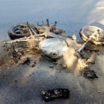 Sepeda motor Yamaha Vixion yang ludes terbakar usai menabrak pejalan kaki.