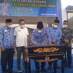 Bupati Lamongan, Yuhronur Efendi, saat menandatangani prasasti sebagai simbol peresmian gedung dinas pemuda dan olahraga.