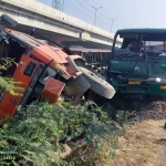 Dua truk yang terlibat kecelakaan di jalan arteri porong menunggu evakuasi.