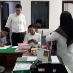 Petugas Tipiter Polres Gresik saat melakukan penggeledahan di Kantor Inspektorat. foto: SYUHUD/ BANGSAONLINE