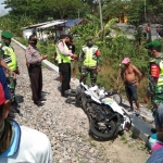 Motor korban di lokasi kejadian usai tertabrak dan terseret KA Argo Anggrek. TRIWI YOGA/BANGSAONLINE