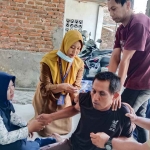 Petugas Dinsos Kota Kediri saat berusaha memenangkan salah seorang yang terindikasi ODGJ. Foto: Ist