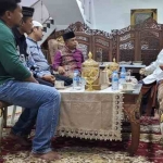 Komandan Korem 082/Citra Panca Yudha Jaya (CPYJ) Mojokerto Kolonel Inf Heri Rustandi dan jajarannya saat silaturahim dengan  Prof Dr KH Asep Saifuddin Chalim, MA di Pondok Pesantren Amanatul Ummah Pacet Mojokerto, Senin (22/4/2024) tadi malam. Foto: bangsaonline