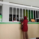 Nasabah saat bertransaksi di KCP Pegadaian Tuban. foto: Gunawan Wihandono/ BANGSAONLINE