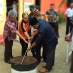 Prosesi pemusnahan surat suara yang rusak di sekretariat KPU Pacitan. (Yuniardi Sutondo/HB)