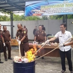 Pemusnahan barang bukti dilakukan di Kantor Kejaksaan Negeri Pamekasan.