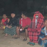 Warga Sucorejo, Kecamatan Jenu berjaga di pantai.