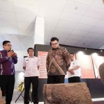 Bupati Kediri saat mengunjungi pameran. Foto: Ist